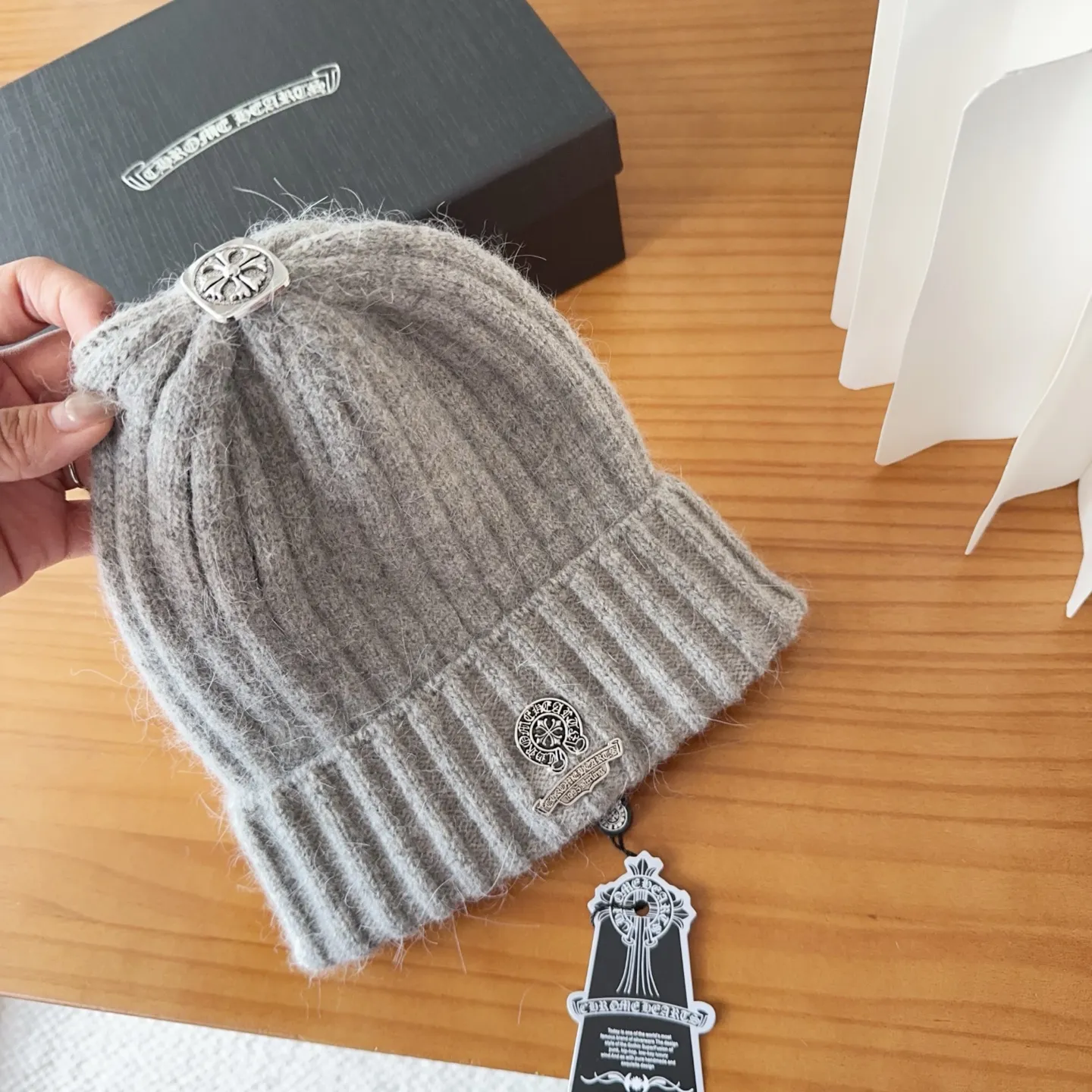 💰60 Crow Heart Autumn and Winter Wool Knitted Beanie This must be a favorite of minimalism. It is clean, neat, fashionable and versatile, and will definitely not be picky about your face shape! A fashionable classic that lasts forever! Fashionable black and white can be purchased together!